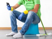 Break during housework | © Katarzyna Bialasiewicz | Dreamstime Stock Photos